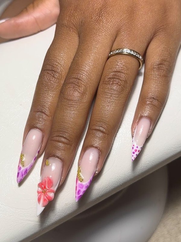 Stiletto French violette avec fleur 3D et billes dorées