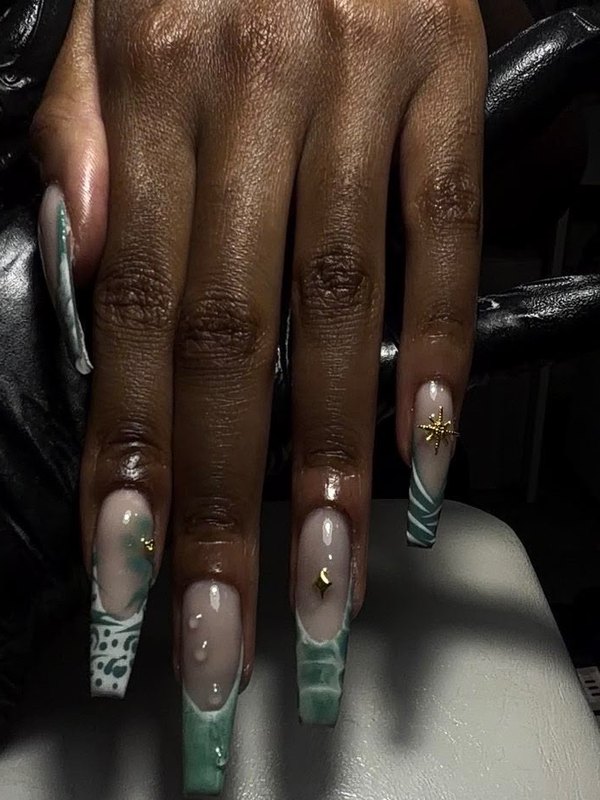 Pose longue nude et vert sauge avec bijoux dorés